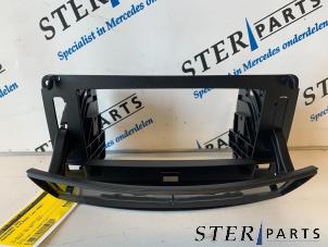 Gebruikte Dashboard deel Mercedes S (W221) 3.0 S-320 CDI 24V Prijs € 34,95 Margeregeling aangeboden door Sterparts Mercedes specialist