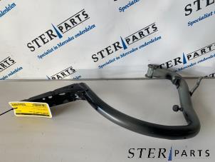 Gebruikte Kofferdeksel Scharnier Mercedes S (W221) 3.0 S-320 CDI 24V Prijs € 60,00 Margeregeling aangeboden door Sterparts Mercedes specialist