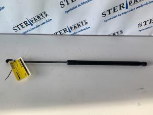 Gebruikte Gasdemper links-achter Mercedes C Sportcoupé (C203) 1.8 C-180K 16V Prijs € 9,95 Margeregeling aangeboden door Sterparts Mercedes specialist