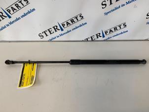 Gebruikte Gasdemper links-achter Mercedes C Combi (S203) 1.8 C-180K 16V Prijs € 9,50 Margeregeling aangeboden door Sterparts Mercedes specialist