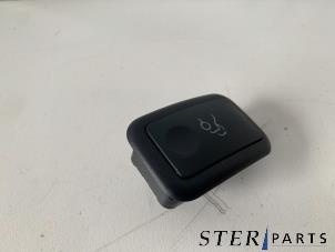 Gebruikte Schakelaar achterklep Mercedes C (W204) 1.8 C-180K 16V Prijs € 9,50 Margeregeling aangeboden door Sterparts Mercedes specialist