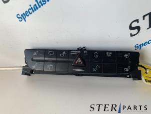 Gebruikte Gevarenlicht Schakelaar Mercedes E Combi (S211) 2.2 E-220 CDI 16V Prijs € 50,00 Margeregeling aangeboden door Sterparts Mercedes specialist