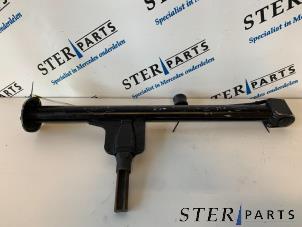 Gebruikte Krik Mercedes E (W210) 2.2 E-220 CDI 16V Prijs € 25,00 Margeregeling aangeboden door Sterparts Mercedes specialist