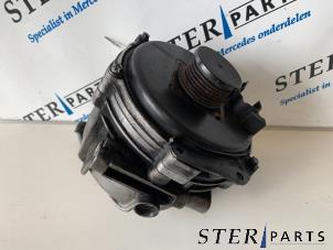 Gebruikte Dynamo Mercedes S (W220) 3.2 S-320 CDI 24V Prijs € 99,50 Margeregeling aangeboden door Sterparts Mercedes specialist