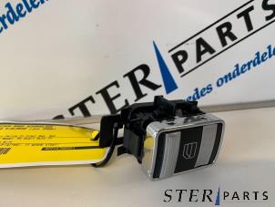 Gebruikte Ruit schakelaar elektrisch Mercedes S (W221) 3.0 S-320 CDI 24V Prijs € 25,00 Margeregeling aangeboden door Sterparts Mercedes specialist