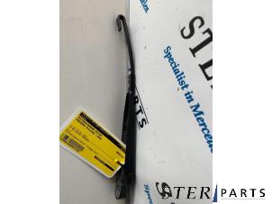 Gebruikte Ruitenwisserarm achter Mercedes A (W168) 1.4 A-140 Prijs € 9,50 Margeregeling aangeboden door Sterparts Mercedes specialist