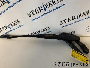 Gebruikte Ruitenwisserarm voor Mercedes C (W204) 1.8 C-180 CGI 16V Prijs € 19,95 Margeregeling aangeboden door Sterparts Mercedes specialist