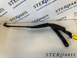 Gebruikte Ruitenwisserarm voor Mercedes E Estate (S212) E-200 CDI 16V BlueEfficiency,BlueTEC Prijs € 19,50 Margeregeling aangeboden door Sterparts Mercedes specialist