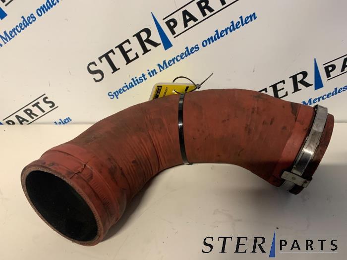 Gebruikte Intercooler Slang Mercedes ML II (164/4JG) 4.0 ML-420 CDI 4-Matic V8 32V Prijs € 60,00 Margeregeling aangeboden door Sterparts Mercedes specialist