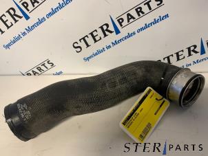 Gebruikte Intercooler Slang Mercedes ML II (164/4JG) 3.0 ML-280 CDI 4-Matic V6 24V Prijs € 25,00 Margeregeling aangeboden door Sterparts Mercedes specialist