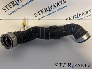 Gebruikte Intercooler Slang Mercedes C (W203) 1.8 C-230K 16V Prijs € 25,00 Margeregeling aangeboden door Sterparts Mercedes specialist