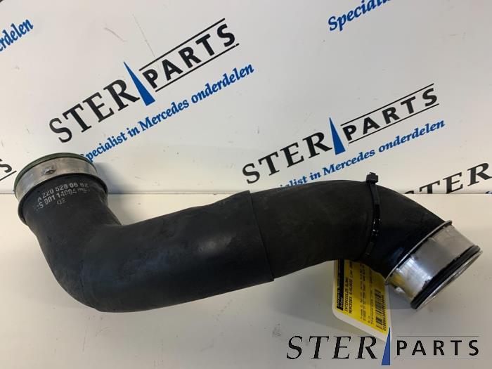 Gebruikte Intercooler Slang Mercedes S (W220) 3.2 S-320 CDI 24V Prijs € 20,00 Margeregeling aangeboden door Sterparts Mercedes specialist