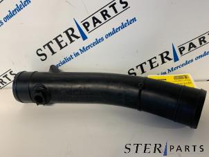 Gebruikte Intercooler Buis Mercedes E (W210) 2.2 E-200 CDI 16V Prijs € 20,00 Margeregeling aangeboden door Sterparts Mercedes specialist