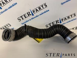 Gebruikte Intercooler Slang Mercedes C (W203) 1.8 C-230K 16V Prijs € 25,00 Margeregeling aangeboden door Sterparts Mercedes specialist