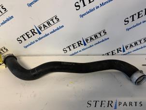 Gebruikte Koelwaterslang Mercedes E (W211) 3.0 E-280 CDI 24V Prijs € 12,50 Margeregeling aangeboden door Sterparts Mercedes specialist
