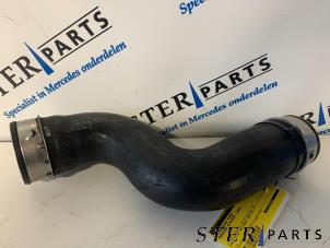 Gebruikte Intercooler Slang Mercedes E (W211) 3.2 E-280 CDI 24V Prijs € 19,95 Margeregeling aangeboden door Sterparts Mercedes specialist