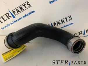 Gebruikte Intercooler Slang Mercedes E (W210) 2.7 E-270 CDI 20V Prijs € 15,00 Margeregeling aangeboden door Sterparts Mercedes specialist