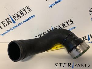 Gebruikte Intercooler Slang Mercedes E (W211) 2.7 E-270 CDI 20V Prijs € 15,00 Margeregeling aangeboden door Sterparts Mercedes specialist