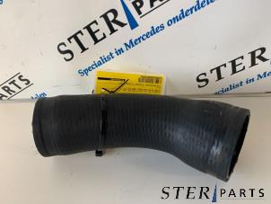 Gebruikte Intercooler Slang Mercedes E (W210) 2.2 E-200 CDI 16V Prijs € 20,00 Margeregeling aangeboden door Sterparts Mercedes specialist