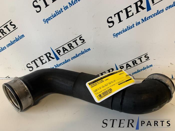 Gebruikte Intercooler Slang Mercedes E (W211) 3.2 E-320 CDI 24V Prijs € 15,00 Margeregeling aangeboden door Sterparts Mercedes specialist