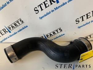Gebruikte Intercooler Slang Mercedes E (W211) 3.2 E-280 CDI 24V Prijs € 19,95 Margeregeling aangeboden door Sterparts Mercedes specialist