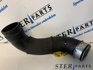 Gebruikte Intercooler Slang Mercedes E (W211) 2.2 E-220 CDI 16V Prijs € 15,00 Margeregeling aangeboden door Sterparts Mercedes specialist