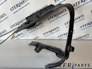 Gebruikte Koplampframe links Mercedes R (W251) 3.0 320 CDI 24V 4-Matic Prijs € 50,00 Margeregeling aangeboden door Sterparts Mercedes specialist