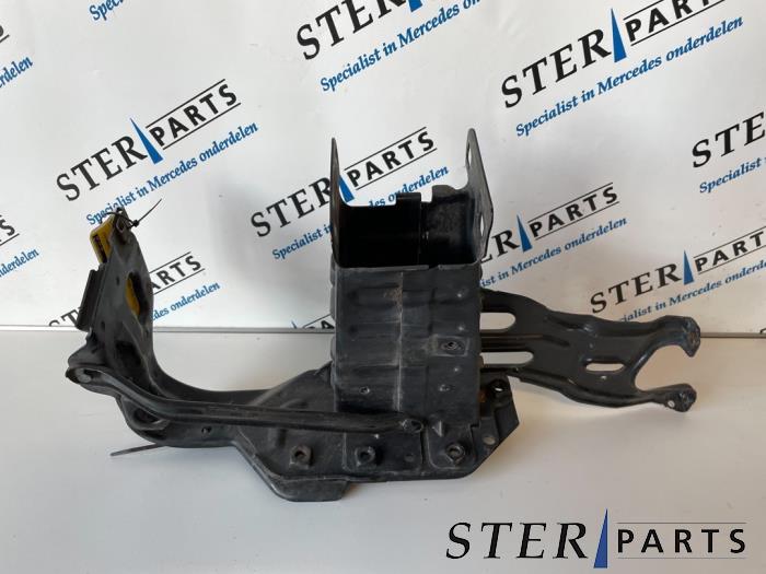 Gebruikte Frontbalk Mercedes C Sportcoupé (C203) 2.2 C-200 CDI 16V Prijs € 25,00 Margeregeling aangeboden door Sterparts Mercedes specialist