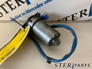 Gebruikte Stoelmotor Mercedes E (W210) 2.2 E-200 CDI 16V Prijs € 25,00 Margeregeling aangeboden door Sterparts Mercedes specialist