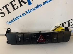 Gebruikte Paniekverlichtings Schakelaar Mercedes R (W251) 3.0 320 CDI 24V 4-Matic Prijs € 44,95 Margeregeling aangeboden door Sterparts Mercedes specialist