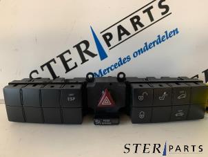 Gebruikte Paniekverlichtings Schakelaar Mercedes C (W203) 2.2 C-200 CDI 16V Prijs € 34,95 Margeregeling aangeboden door Sterparts Mercedes specialist