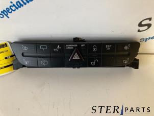 Gebruikte Gevarenlicht Schakelaar Mercedes E Combi (S211) 2.2 E-220 CDI 16V Prijs € 50,00 Margeregeling aangeboden door Sterparts Mercedes specialist