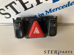 Gebruikte Alarmlicht Schakelaar Mercedes E (W210) 2.0 E-200 D 16V Prijs € 9,95 Margeregeling aangeboden door Sterparts Mercedes specialist