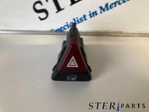 Gebruikte Alarmlicht Schakelaar Mercedes A (W168) 1.4 A-140 Prijs € 9,95 Margeregeling aangeboden door Sterparts Mercedes specialist