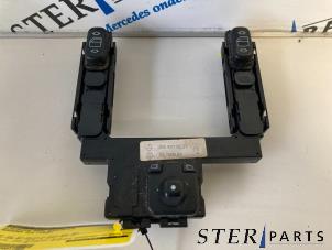 Gebruikte Schakelaar Elektrisch Raam Mercedes CLK (C208) 2.0 200 16V Prijs € 44,95 Margeregeling aangeboden door Sterparts Mercedes specialist