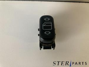 Gebruikte Ruit schakelaar elektrisch Mercedes S (W220) 3.2 S-320 CDI 24V Prijs € 9,95 Margeregeling aangeboden door Sterparts Mercedes specialist