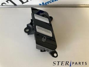 Gebruikte Schakelaar Centr. Deurvergrendeling Mercedes S (W221) 3.0 S-320 CDI 24V Prijs € 19,50 Margeregeling aangeboden door Sterparts Mercedes specialist