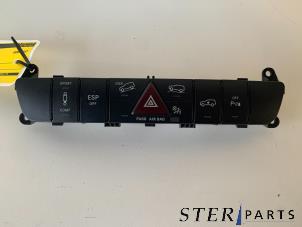 Gebruikte Alarmlicht Schakelaar Mercedes ML II (164/4JG) 3.0 ML-320 CDI 4-Matic V6 24V Prijs € 60,00 Margeregeling aangeboden door Sterparts Mercedes specialist