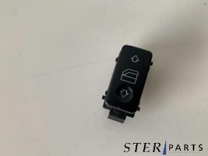 Gebruikte Ruit schakelaar elektrisch Mercedes S (W220) 3.7 S-350 V6 18V Prijs € 9,95 Margeregeling aangeboden door Sterparts Mercedes specialist