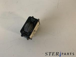 Gebruikte Schakelaar (diversen) Mercedes E (W124) 2.0 200 E 16V Prijs € 9,95 Margeregeling aangeboden door Sterparts Mercedes specialist