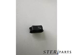 Gebruikte Schakelaar (diversen) Mercedes E (W124) 2.0 200 E Prijs € 3,95 Margeregeling aangeboden door Sterparts Mercedes specialist