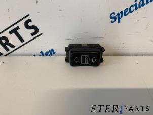 Gebruikte Ruit schakelaar elektrisch Mercedes E (W124) 2.0 200 E Prijs € 9,95 Margeregeling aangeboden door Sterparts Mercedes specialist