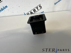 Gebruikte Spiegel Schakelaar Mercedes 190 (W201) 1.8 E Prijs € 7,50 Margeregeling aangeboden door Sterparts Mercedes specialist