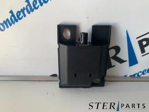 Gebruikte Antenne Versterker Mercedes E (W211) 1.8 E-200 K 16V Prijs € 9,50 Margeregeling aangeboden door Sterparts Mercedes specialist