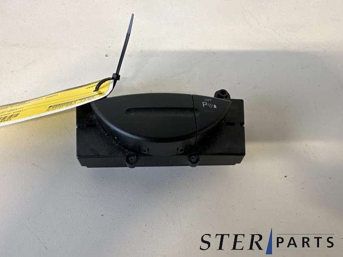 Gebruikte PDC Schakelaar Mercedes E Combi (S211) 3.0 E-280 CDI V6 24V Prijs € 19,95 Margeregeling aangeboden door Sterparts Mercedes specialist