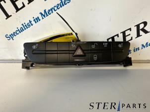 Gebruikte Schakelaar Stoelverwarming Mercedes E Combi (S211) 3.0 E-280 CDI V6 24V Prijs € 44,95 Margeregeling aangeboden door Sterparts Mercedes specialist
