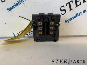 Gebruikte Zekeringkast Mercedes SL (R129) 3.0 300 SL 24V Prijs € 30,00 Margeregeling aangeboden door Sterparts Mercedes specialist