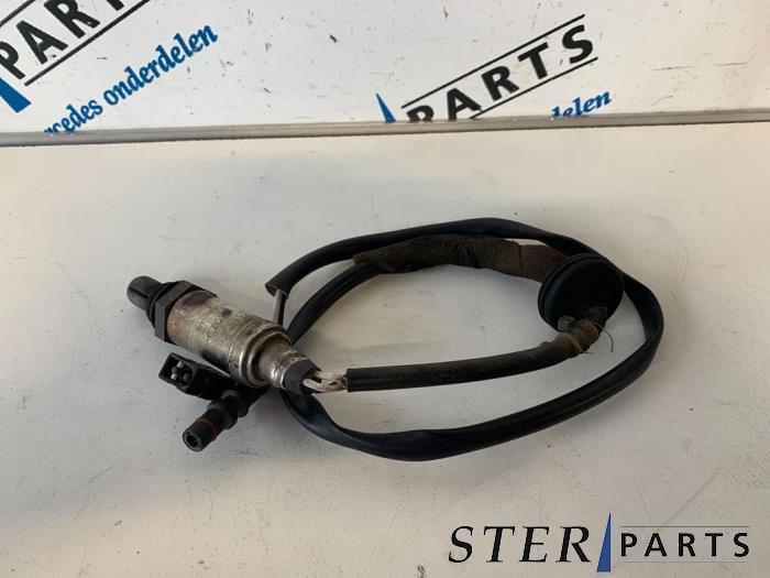 Lambda Sonde van een Mercedes-Benz E (W124) 2.3 230 E 1990