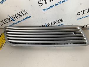 Gebruikte Luchtrooster motorkap rechts Mercedes S (W221) 3.0 S-320 CDI 24V Prijs € 35,00 Margeregeling aangeboden door Sterparts Mercedes specialist