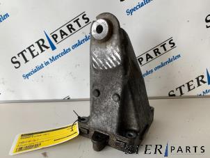 Gebruikte Motorrubber Mercedes E (C207) E-200 CGI 16V BlueEfficiency Prijs € 24,95 Margeregeling aangeboden door Sterparts Mercedes specialist
